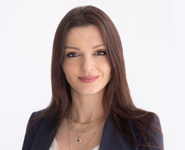 Alina Caratas Headshot